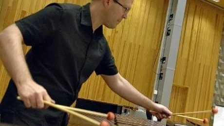 TRÄKLUBBOR. Daniel Saur är en av NEO:s heltidsanställda musiker. Sin utbildning har han bland annat fått vid musikkonservatoriet i Falun och Framnäs folkhögskola.