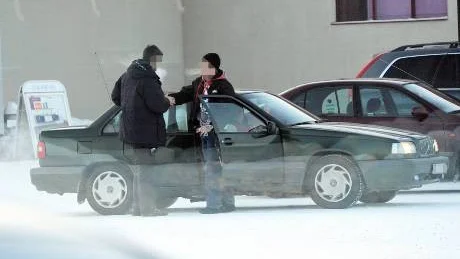SKRÄMMAnDE MÖTE. Här beordrar den 29-årige Red & white crew-medlemmen den 40-årige målsägaren att sätta sig i baksätet.