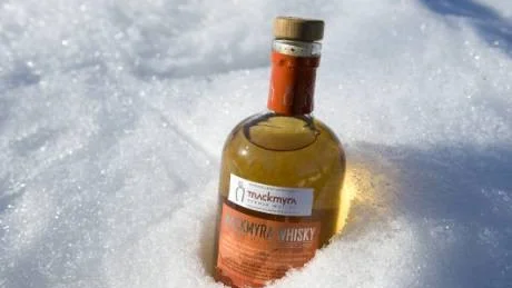 Tillnyktring av alkoholpolitiken. Gårdsförsäljning av lokalproducerad whisky, från Mackmyra eller Lappland destilleri, hotar inte Systembolagets existens.
