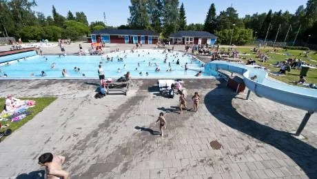 SÄKERHET. Jörgen Forsman tycker att säkerheten är A och O när hans barn plaskar i vattnet. "När barnen badar i stugan måste de alltid ha en flytväst på sig" säger Forsman.