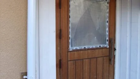 BROTTSPLATS. Via den här entrédörren tog sig gärningsmännen in i trappuppgången genom att krossa fönsterrutan. De tog sig sedan vidare in i lägenheten där misshandeln startade.