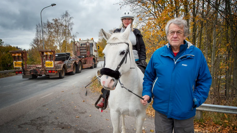 "Det är betydligt farligare att gå på vägen och över bron än att rida rakt över spåret", säger Janne Suhr och frun Ingalill Nordqvist. Hästen Emmot är en arabkorsning och lite nervig. 