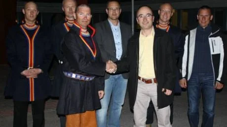 ÖVERENS. Martin Lundgren, Östra Kikkejaurs sameby, Patrik Lundgren, Östra Kikkejaurs sameby, Anders Ruuth, Östra Kikkejaurs
sameby (som skakar hand), Mikael Kyrk, operativ chef Svevind, Wolfgang Kropp, CEO Svevind (som skakar hand),
Johan Lundgren, Östra Kikkejaurs sameby och Mattias Eriksson, Östra Kikkejaurs sameby.