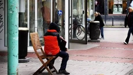 FRI VILJA? Den unge rumänska pojken med dragspelet har blivit en återkommande syn i Luleå centrum. Polisen har undersökt sällskapets bakgrund och enligt dem finns det ingenting som tyder på att pojken skulle vara tvingad att utföra uppgiften.