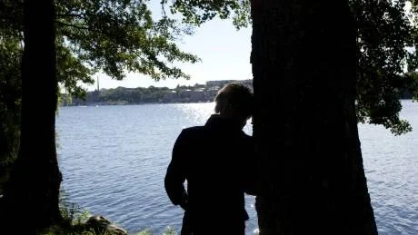 SIN EGEN LÄKARE. Ulla tycker att hon blivit bra bemött av sjukvården men att kompetens saknas. Hon har själv kollat upp mediciner och presenterat dem vid sina besök. "Ibland har jag känt mig som min egen läkare", säger hon.