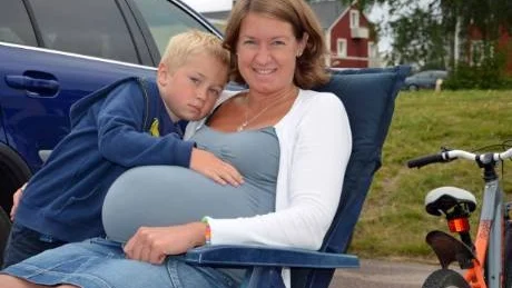 SÄLJER LEKSAKER. Lukas Carlsson hade valt ut några gamla leksaker till loppisförsäljning på skolgården och mamma Sara satt i kassan.