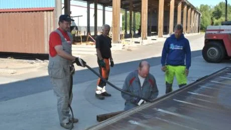 REPARATIONER. Tommy Österberg, Lennart Persson, Tomas Högström och Anders Brännare jobbar för fullt med att rusta inför den kommande verksamheten på Seskarö sågverk.