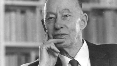 FÖDELSEDAG. Eyvind Johnson, född den 29 juli 1900 i Svartbjörnsbyn. Under vistelsen i Paris i unga år mognade han till författare.