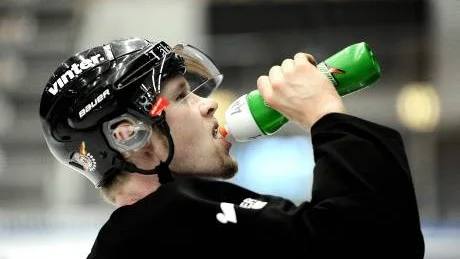 KLART. Janne Niinimaa överväger att spela ytterligare en säsong i Luleå Hockey. På onsdagen förhandlade parterna om ett nytt kontrakt.