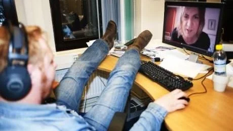 Tomt arbete? Enligt sociologen Roland Paulsen ägnar kontorsantällda i genomsnitt 1,5-3,5 timmar om dagen åt tomt arbete. Tomt arbete kan handla om att skriva privata e-post, prata i telefon med vänner och familj, spela spel, titta på film eller sova. Foto: Sara Moritz