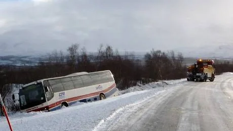 BLÅST. De kraftiga vindarna ställde till med problem i fjällvärlden. Den här bussen blåste av vägen mellan Abisko turiststation och Björkliden. Foto: Anders Eriksson
