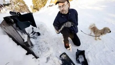 TRÖTTNAT. Återigen har Erik Lundbergs postlåda utsatts för skadegörelse. Den här gången har någon sprängt sönder den med vad som tros vara en kraftig smällare. "Man vet inte om de eldar ner huset nästa gång" säger han.