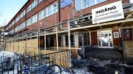HALVA GATAN AVSTÄNGD. Fastigheten där läkarhuset och vårdcentralen Hermelinen är inrymd i Luleå ska växa ytterligare en våning på höjden. En del av Sandviksgatan har också stängts av. De som ska ta sig in genom huvudentrén kan inte längre gå in direkt från Sandviksgatan. De får i stället ta sig fram via en täckt korridor under byggställningar.