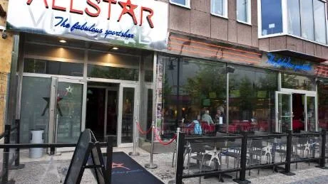 fortsatt servering. Allstar vann tvisten mot Luleå kommun och får därmed behålla sitt serveringstillstånd. Driftchefen Johan Isaksson är glad över beslutet. "Jag är givetvis nöjd med domen", säger han.Foto: Carolina Makkula