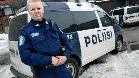 SAMPATRULLERING. Om regeringens förslag blir verklighet skulle polisinspektör Pentti Rantala kunna sampatrullera med en svensk kollega.