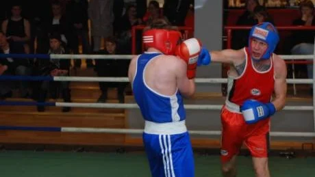 TUFF KAMP. Mikael Korpela, Kalix BK (rött linne) hade en tuff drabbning mot Bodenhoppet Jörgen Davidsson (blått linne). En tät och jämn match gav till slut segern till den 24-årige  Kalixboxaren Korpela.Foto: Björn Norén