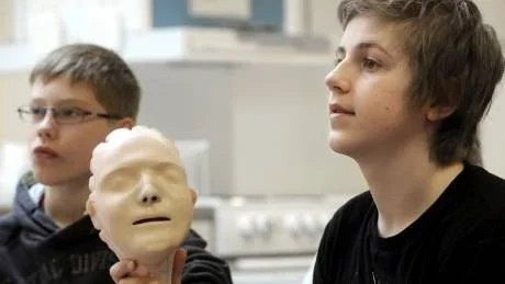 UPPMÄRKSAMMA. För ett och ett halvt år sedan fick deras slöjdlärare hjärtstopp. Efter det bestämdes det att eleverna på Hertsöskolan skulle få undervisning i bland annat hjärt- och lungräddning. Johan Enryd och Albin Isaksson lyssnar uppmärksamt på Civilförsvarsföreningens instruktör.