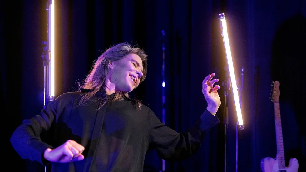 Ensam på scenen med elgitarr, munspel och piano vrider och vänder Frida Selander på livet, berättarformatet och musiken.