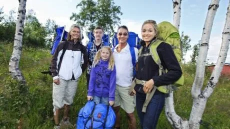 FÖRSTA GÅNGEN. För den småländska familjen Skogastierna är det premiär på att vandra Fjällräven classic men de har förberett sig genom att gå med både välfylld ryggsäck och kängor innan det är dags att ge sig ut på den långa strapatsen. Från vänster: Tina, Pontus, Diana, Sven-Bertil och Cristine Skogastierna.