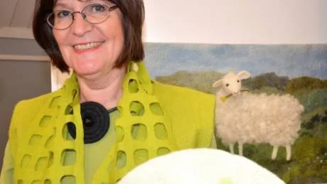 ÄLSKAR ULL. Konstnären och folkbildaren Gunilla Paetau Sjöberg hyser många goda tankar och känslor för ull. Hennes konstverk, varav ett skymtar till höger, är inte sällan gjorda av just ull.