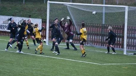 MÅLNICKEN. Ida Lejon nickar in 0-1 efter en hörna av Jazna Kozlicic, det första av två mål för Notvikens kvicka anfallare. Foto: Carolina Makkula