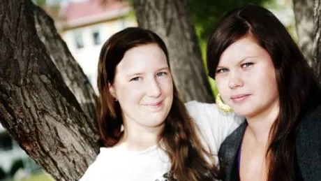 2005. När Zilla och Anna förlovade sig hade de inga planer på giftermål. Sex år senare har de nu sagt ja till varandra