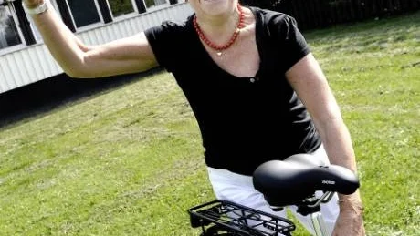 SEGERGEST. Det var en mycket glad vinnare som i går tog emot sin cykel. "Finns det cykelkurser, jag måste lära mig att cykla". Var hennes kommentar.Foto: Håkan Gidlöw