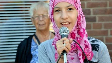 VÄLKOMMEN. 14-åriga  Malina Ali hälsade alla välkomna till Kulturnatta.