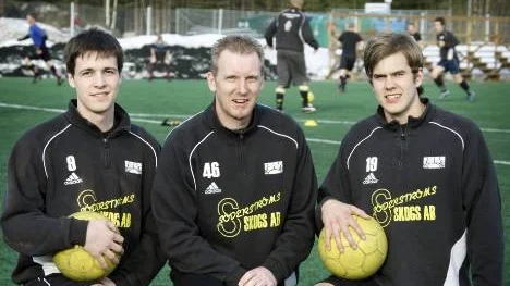 Björn Andersson, i mitten, är ny tränare för Lillpite IF, som gör comeback i division 4 efter hela 41 år (!) i lägre serier. Bo Lundgren, till vänster, från Hemmingsmark och Robert Lundström, från Infjärden, är två nyförvärv av hög klass.