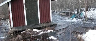 Vattenmassorna hotar vägar och byggnader