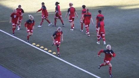 PIF:s damer värmer upp inför matchen mot Umeå.