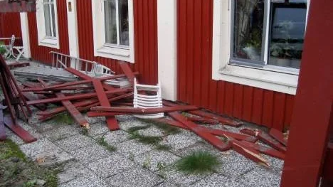 Det blev inte mycket kvar av staketet som epan körde igenom. Ett fönster krossades på villan som fordonet körde in i.