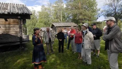 Lappstaden i Arvidsjaur behåller sitt grepp över sommarturisterna. Dagligen besöker både svenska och utländska turister den kulturhistoriska platsen mitt i centrala samhället. Många tar även chansen att höra guiden Elisabeth Hallnor berätta om samernas traditioner och kultur.
