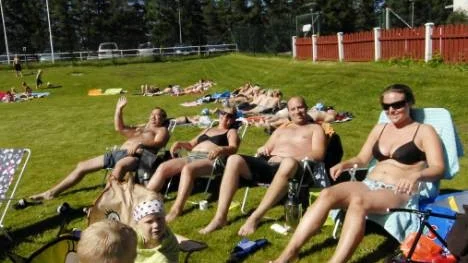 Många av badgästerna som trivdes i sommar-Arvidsjaur i går var semestrande norrmän. "Här är kanon på alla sätt" , försäkrade det här sällskapet från Bodötrakten.