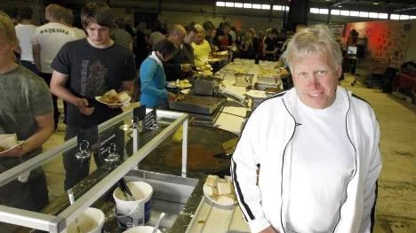 foto: maria johansson I går var cupansvarige Kjell-Anders Johansson tillsammans med flera hundra funktionärer i Nolias ishall för att avsluta årets cup med en liten fest. "Det har varit en kanoncup för oss arrangörer" sa Kjell-Anders. "Nästa år ska vi försöka bjuda på lite extra då cupen fyller 20 år".
