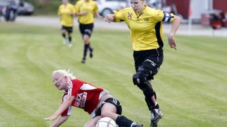 Linnea Nilsson Waara gjorde två mål när Infjärden vann derbyt mot Blåsmark och övertog serieledningen i division 3.