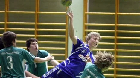 Målvakten Richard Nordlund har blivit utespelare. Mot Bodens BK var han en av de bättre laget, fem mål blev det. Men matchen vann Boden, som leder division 3 efter fyra raka segrar. Nu blev det vinst med 37-23.