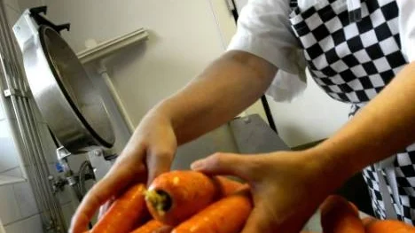 Det är framför allt kvinnorna som slits ut och måste lämna sina jobb. Istället för ett nytt, köps de ut för en billig penning och lämnas att söka jobb på en arbetsmarknad där stenhård utsortering råder. (Arkivbild)
