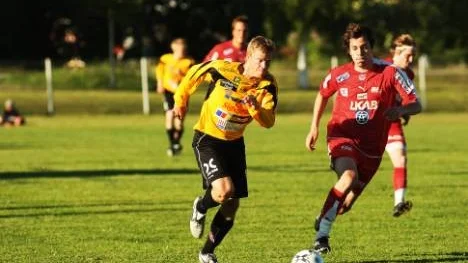 Pär Sundström stormar fram. Han blev Infjärdens förste målskytt i matchen. Pär gjorde mål på nick efter långt inkast från Tobias Olsson.