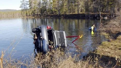 Den våldsamma avåkningen utanför Arvidsjaur slutade på fyra meters djup  på Tvättjärns botten.  De båda i bilen lyckades dock ta sig ur fordonet innan det sjönk. Här är olycksbilen väg att dras upp ur vattnet