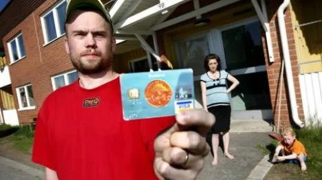 Nils Anderssons lönekonto dränerades hastigt och mindre lustigt på 4 505 kronor, efter att nätbedragare på okänt sätt kommit över hans kortnummer. Det kunde ha blivit en rejäl smäll för familjen som också består av höggravida frun Linda och sonen Rasmus, snart tre år. Snabb polisanmälan och hjälpvillig bank gjorde att Nils fick pengarna tillbaka.