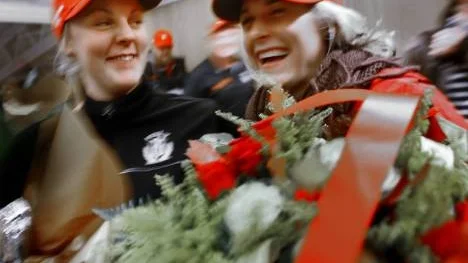 Som sig bör firades PIF-tjejerna med ett varmt mottagande på Kallax flygstation. Här är det Linnea Gjersvold och Marisa Brown som tydligen fick ta emot riktigt roliga blommor...