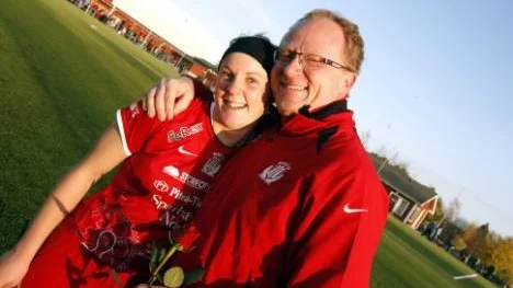 Tränaren och lagkaptenen. Håkan Norberg kramar om Linnea Gjersvold efter sista hemmamatchen i lördags. Idag gör Håkan sista matchen med gänget - men Linnea hoppas givetvis på en framtid med PIF i allsvenskan.