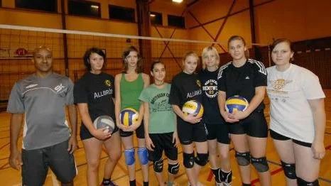 Werku Masrecha Abebe, flykting och bosatt i Glommersträsk, har ersatt Kenneth Fjällström som tränare för Glif:s volleybollag. Här tränare Werku tillsammans med sina unga spelare, Emelie Edström (19 år), Elin Karlsson (14 år), Natasja Harpa (13 år), Sonja Lundqvist (15 år), Linn Wigenstam (15 år), Johanna Wikberg (16 år), Hedvig Björk (15 år).