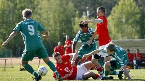 Jörgen Berggren (liggande) gjorde sitt elfte mål för i år, men Hemmingsmark fick nöja sig med en poäng efter en tveksam straff och utvisning.