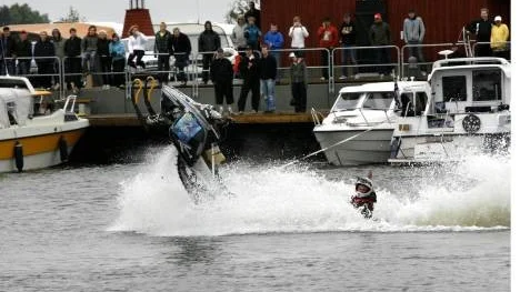 Visst är det möjligt att köra terrängskoter på vattnet, bara man kör tillräckligt fort! Det kommer publiken på Skärgårdsfesten att kunna bevittna. Så här såg det ut i fjol under den av riksmedia uppmärksammade tävlingen Piteå Watercross.