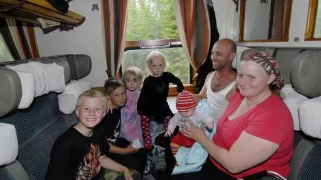 Ett hundatal resenärer fanns med på lördagsaftonens färd , varav många var barnfamiljer. En av dem var makarna Lena och Anders Arvidsson som tillsammans med de fem barnen Vega, Evy, Sebastian, Sven och Viktor trivdes i tågkupen.