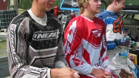 Förra sommaren lyckades ÄMS-föraren Jonas Wikström (till vänster) besegra klubbkamraten Emil Öhman (mitten) i Pro Open-klassen på Kanis. Den 16 augusti utlovar världsmästaren Öhman revansch. I bakgrunden Robin Johansson, Älvsbyn.