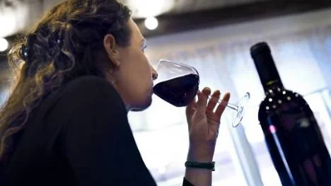 Polisen i Norrbotten går ut med en önskan om att kvinnorna ska sänka sitt alkoholintag för att minska våldsbrott. Personen på bilden har inget med artikeln att göra.