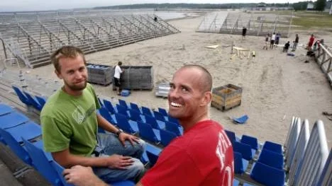 För första gången arrangerar Tommy Öhman (till vänster) och Henrik Berglund beachvolleyboll som genomförs under fyra dagar vid Pite havsbad. "Det känns jättekul och nu hoppas vi på mycket publik", säger Henrik Berglund som uppger att alla går in gratis.
